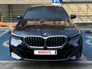 2025 BMW 5 серии 530i xDrive VIII (G60/G61/G68), чёрный, 7310548 рублей, вид 2