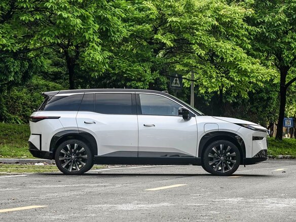 2026 Toyota bZ3X 67.9 kWh, белый, 3400000 рублей - вид 3