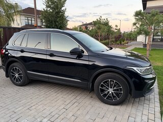 2020 Volkswagen Tiguan II Рестайлинг, чёрный, 2650000 рублей, вид 3