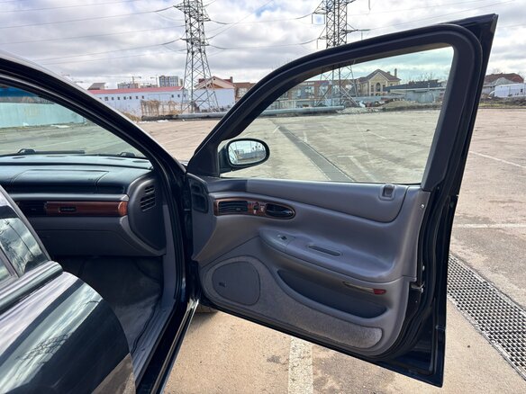1993 Chrysler Concorde I, чёрный, 950000 рублей - вид 24