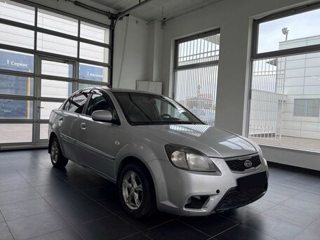 2010 Kia Rio II Рестайлинг, серебристый, 450000 рублей, вид 1