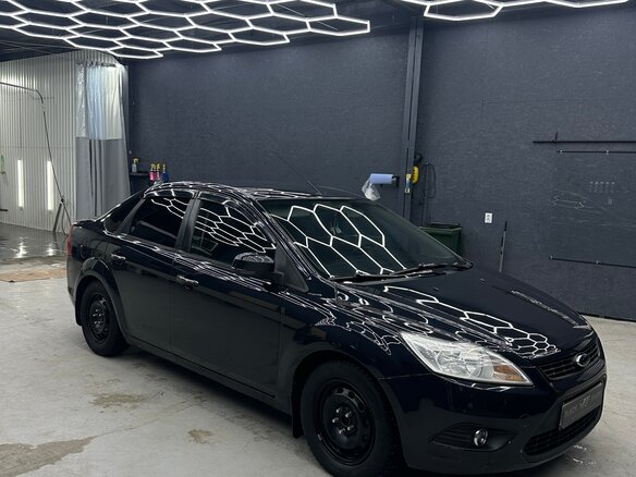 2010 Ford Focus II Рестайлинг, чёрный, 600000 рублей - вид 2