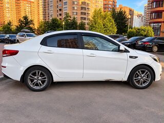 2017 Kia Rio III Рестайлинг, белый, 650000 рублей, вид 2