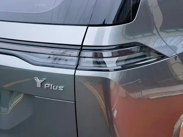 2025 Aion Y Plus 58.9 kWh, серебристый, 1448069 рублей - вид 8