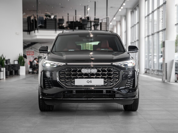 2026 Audi Q6 40 TFSI, чёрный