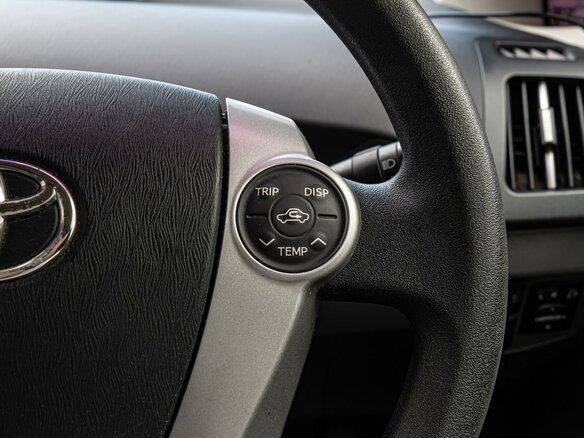 2011 Toyota Prius III (XW30), зелёный - вид 17