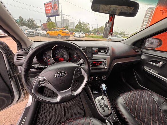 2016 Kia Rio III Рестайлинг, серебристый, 600000 рублей - вид 2