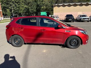 2015 Kia Rio III Рестайлинг, красный, 850000 рублей, вид 3