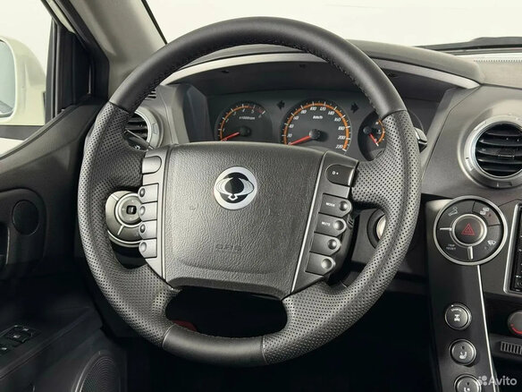2011 SsangYong Actyon 6-speed I, белый, 700000 рублей - вид 5
