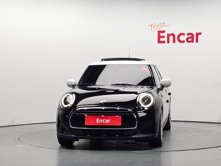 2022 Mini Hatch Cooper III (F55/F56) Рестайлинг 2, чёрный, 1795000 рублей, вид 2