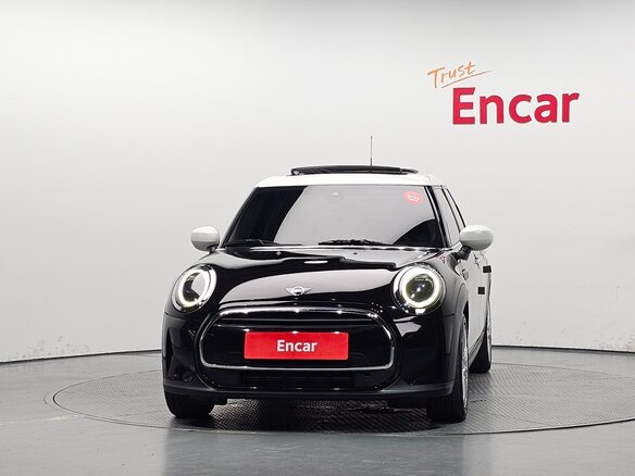 2022 Mini Hatch Cooper III (F55/F56) Рестайлинг 2, чёрный, 1795000 рублей - вид 1