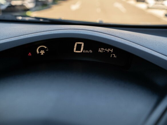 2015 Nissan Leaf 30kWh I (ZE0/AZE0), чёрный, 1110000 рублей - вид 18