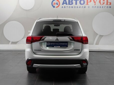 2018 Mitsubishi Outlander III Рестайлинг 2, белый, 1800000 рублей, вид 4