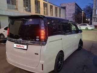2014 Toyota Voxy III (R80), белый, 1580000 рублей, вид 3