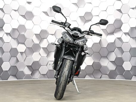2024 Triumph Street Triple, серый, 1099000 рублей, вид 5