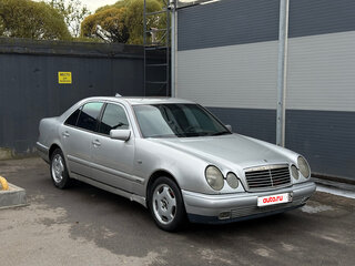 1996 Mercedes-Benz E-Класс 220 II (W210, S210), серебристый, 195000 рублей, вид 1