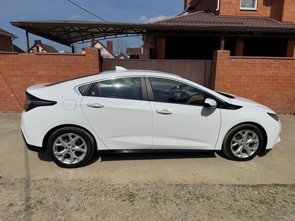 2017 Chevrolet Volt II, белый, 1950000 рублей - вид 4