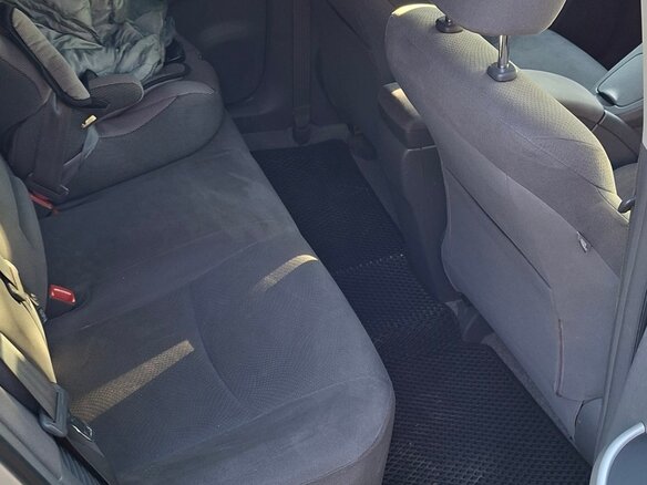 2011 Toyota Prius III Рестайлинг (XW30), серебристый, 1150000 рублей - вид 13