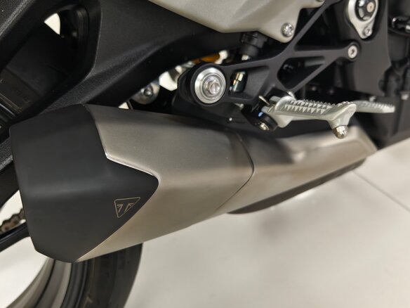2025 Triumph Street Triple, жёлтый - вид 30