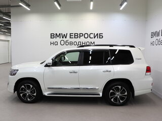 2021 Toyota Land Cruiser 200 Series Рестайлинг 2, белый, 7790000 рублей, вид 5