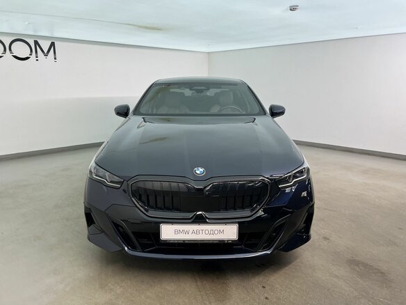 2025 BMW 5 серии 520i VIII (G60/G61/G68), чёрный, 6990000 рублей - вид 2