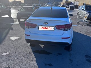 2017 Kia Rio III Рестайлинг, белый, 850000 рублей, вид 3