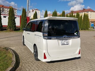 2019 Toyota Voxy III (R80) Рестайлинг, белый, 2700000 рублей, вид 4