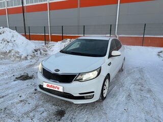 2016 Kia Rio III Рестайлинг, белый, 900000 рублей, вид 2