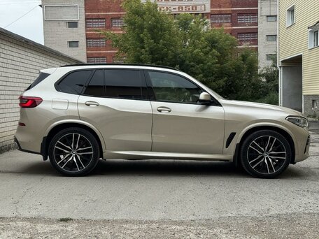 2019 BMW X5 50i IV (G05/G18), бежевый, 5150000 рублей, вид 4