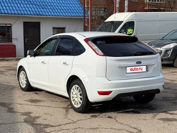 2010 Ford Focus II Рестайлинг, белый, 400000 рублей - вид 8