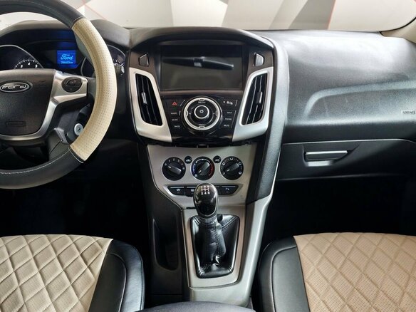2011 Ford Focus III, красный - вид 14