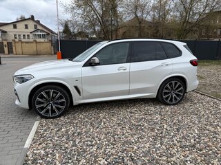 2020 BMW X5 M50i IV (G05/G18), белый, 6500000 рублей, вид 5