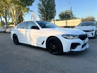 2021 BMW 5 серии 540i xDrive VII (G30/G31/G38) Рестайлинг, белый, 5850000 рублей, вид 5