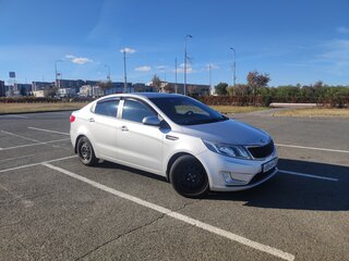 2013 Kia Rio 5-speed III, серебристый, 689000 рублей, вид 1