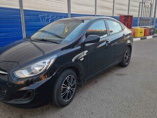 2013 Hyundai Solaris I, чёрный, 670000 рублей, вид 4