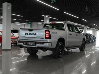 2025 Ram 1500 Quad Cab V Рестайлинг, серый, 8500000 рублей, вид 5