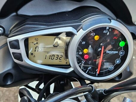 2015 Triumph Street Triple, белый, 700000 рублей, вид 5