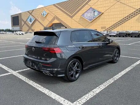 2023 Volkswagen Golf VIII, чёрный, 1542000 рублей, вид 4