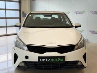 2021 Kia Rio IV Рестайлинг, белый, 925000 рублей, вид 2