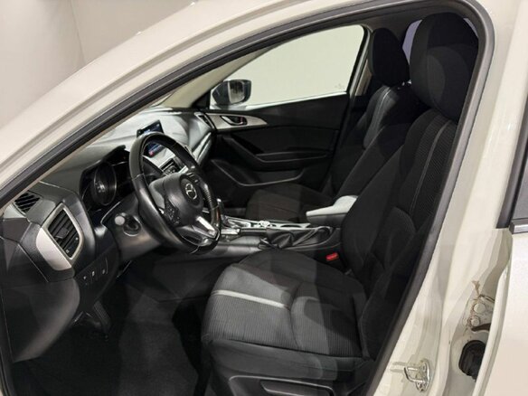 2018 Mazda 3 III (BM) Рестайлинг, белый, 1510000 рублей - вид 14
