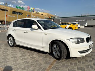 2011 BMW 1 серии 118i I (E81/E82/E87/E88) Рестайлинг, белый, 740000 рублей, вид 5