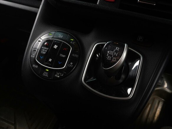 2015 Toyota Voxy III (R80), зелёный - вид 13
