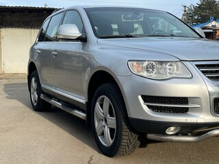 2007 Volkswagen Touareg I Рестайлинг, серебристый, 1700000 рублей, вид 3