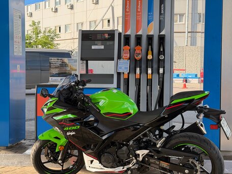 2022 Kawasaki Ninja 400, зелёный, 600000 рублей, вид 1