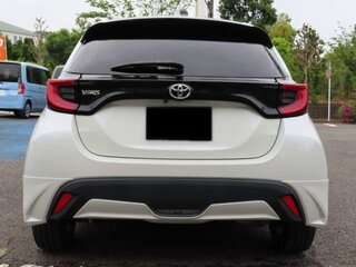 2023 Toyota Yaris IV, белый, 1310000 рублей, вид 5