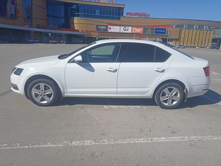 2018 Skoda Octavia III (A7) Рестайлинг, белый, 1440000 рублей, вид 3