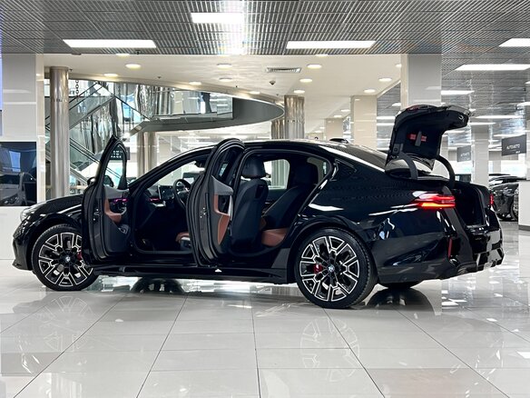 2025 BMW 5 серии 530i xDrive VIII (G60/G61/G68), чёрный, 9300000 рублей - вид 9