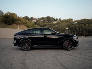 2022 BMW X6 40i III (G06), чёрный, 7790000 рублей, вид 4