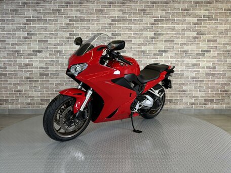 2018 Honda VFR 800, красный, 840000 рублей, вид 2