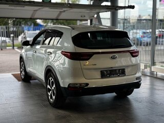 2020 Kia Sportage IV Рестайлинг, белый, 2064000 рублей, вид 4